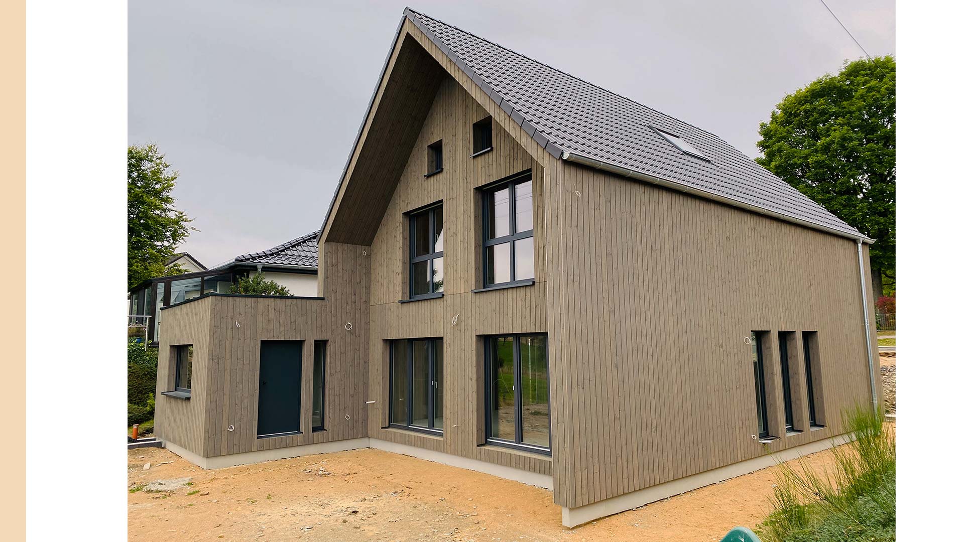 Holzhaus mit Garage und Holzfassade in Holzständer Bauweise